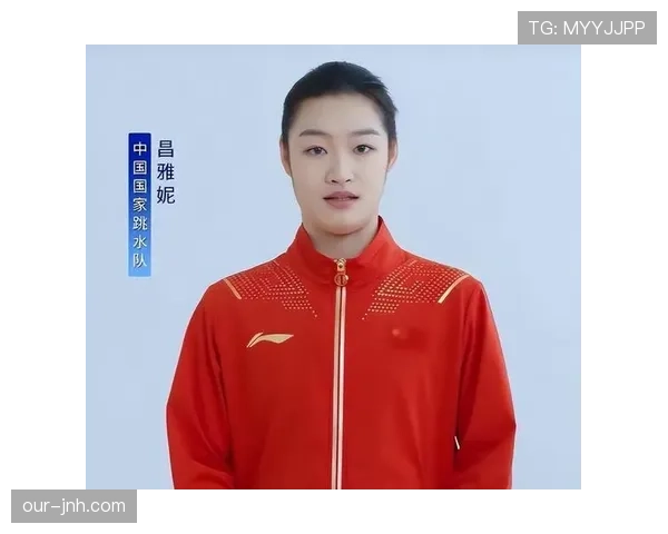 昌雅妮出门一背包像去首映,买个路边甜筒都带着光环 昌雅妮出门一背包像去首映,买个路边甜筒都带着光环