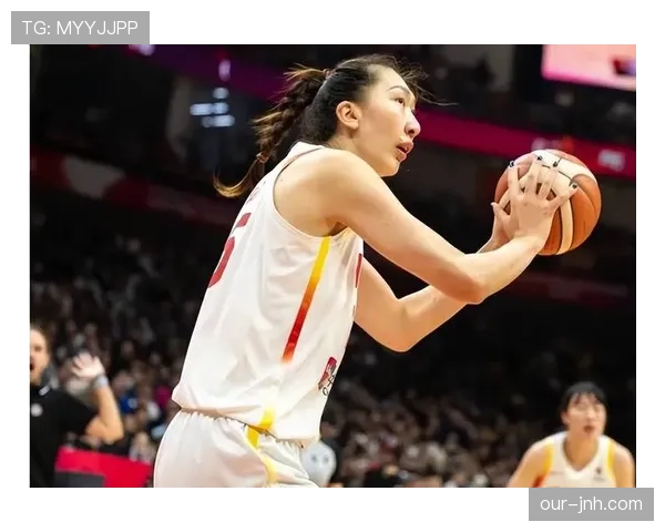 韩旭训练完啃鸡腿的样子,真不像拿WNBA工资的人 韩旭训练完啃鸡腿的样子,真不像拿WNBA工资的人